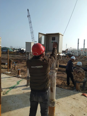 公司技术人员土壤修复操作中