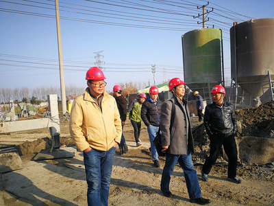 公司领导陈总陪同水利专家、中国瑞林工程技术股份有限公司教授袁永强视察工地