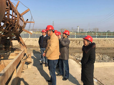公司领导陈总陪同水利专家、中国瑞林工程技术股份有限公司教授袁永强参观自主研发的下膜机